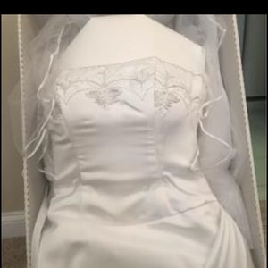 Jim Hjelm Visions white wedding dress size 10